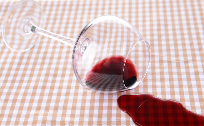 Come togliere le macchie di vino rosso Come togliere le macchie di vino rosso